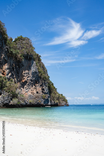 weißer Sandstrand Monkey Beach in Thailand mit Felsen im Wasser