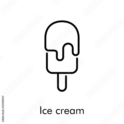 Símbolo helado con paleta de madera y cobertura de chocolate. Icono plano lineal con texto Ice cream en color negro