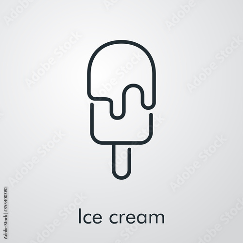 Símbolo helado con paleta de madera y cobertura de chocolate. Icono plano lineal con texto Ice cream en fondo gris