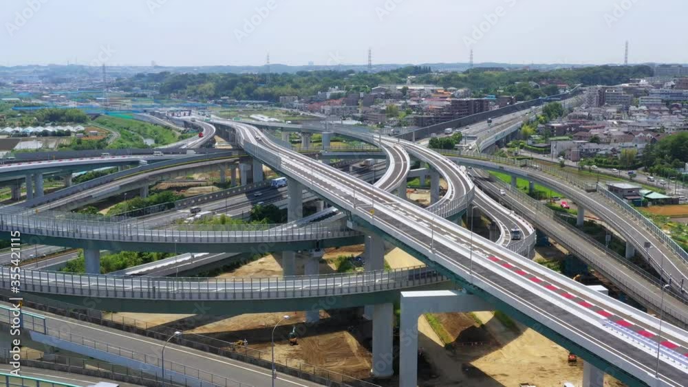 高速道路の空撮 都市交通インフラ 立体交差 行き交う自動車 高速道路の空撮 都市交通インフラ 立体交差 行き交う自動車