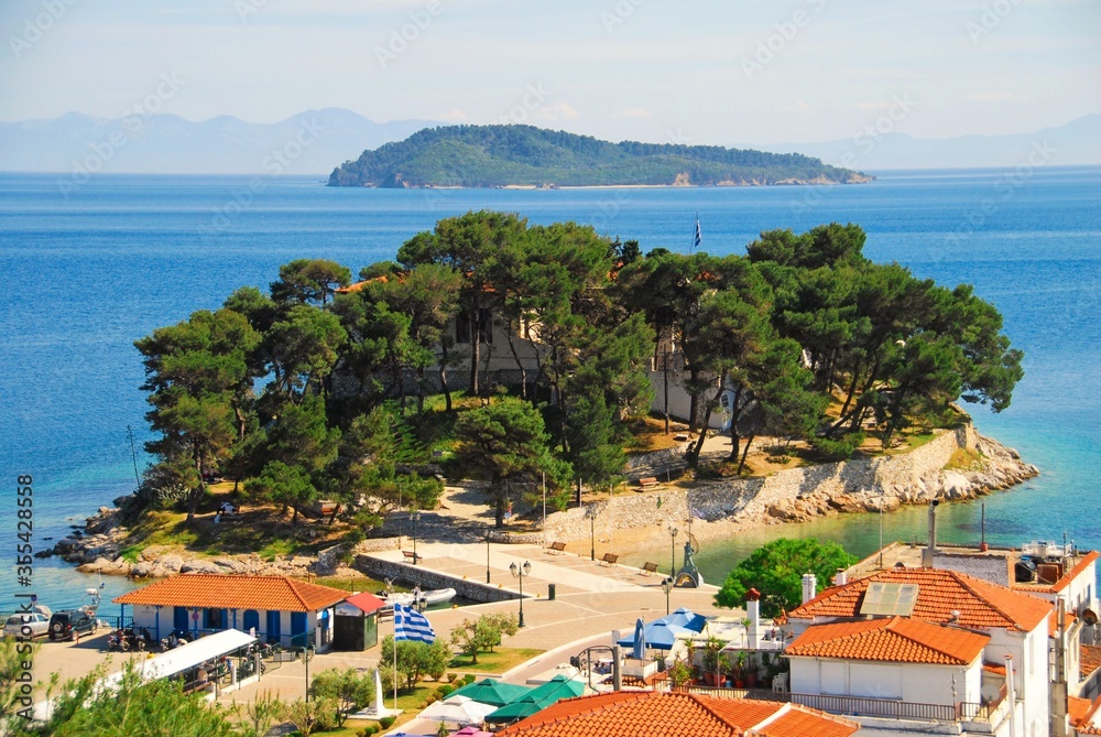 Obraz premium Greece, Skiathos island, view of Skiathos town.