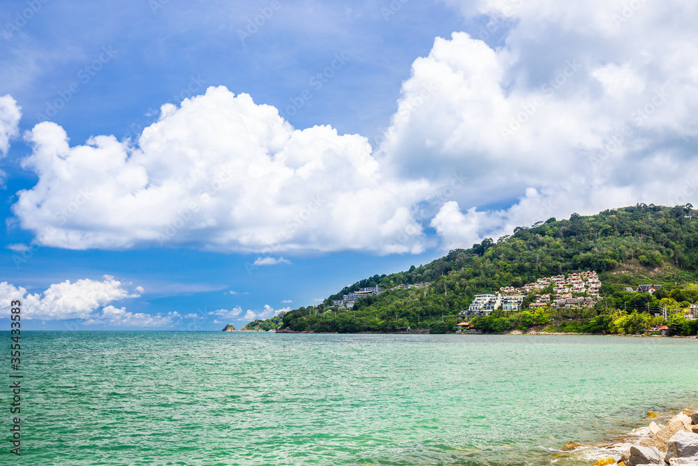 Obraz premium Landscape of the sea, the sky and the island with accommodation for relaxing on the island in Phuket, Thailand.