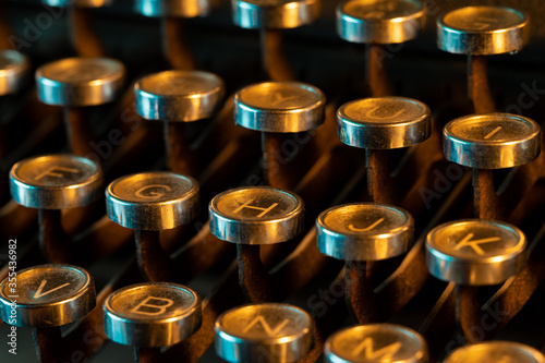 Teclas de una máquina de escribir antigua