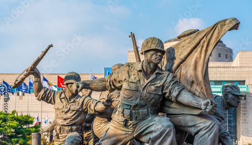 Foto Statue of soliders in front of the War Memorial of Korea in Seoul, Republic of K