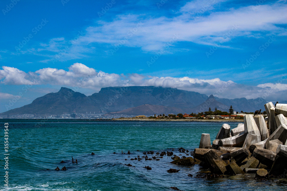 Tafelberg in Kapstadt aus Sicht vom Meer 