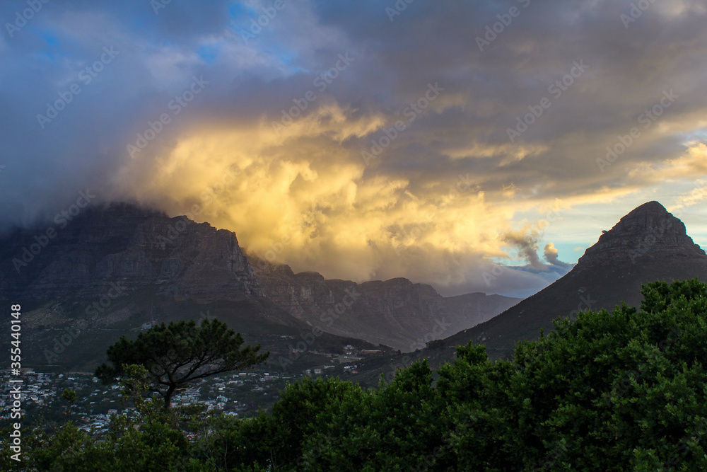 Sonnenuntergang Signal Hill Lions Hill Kapstadt Wolken Unwetter 