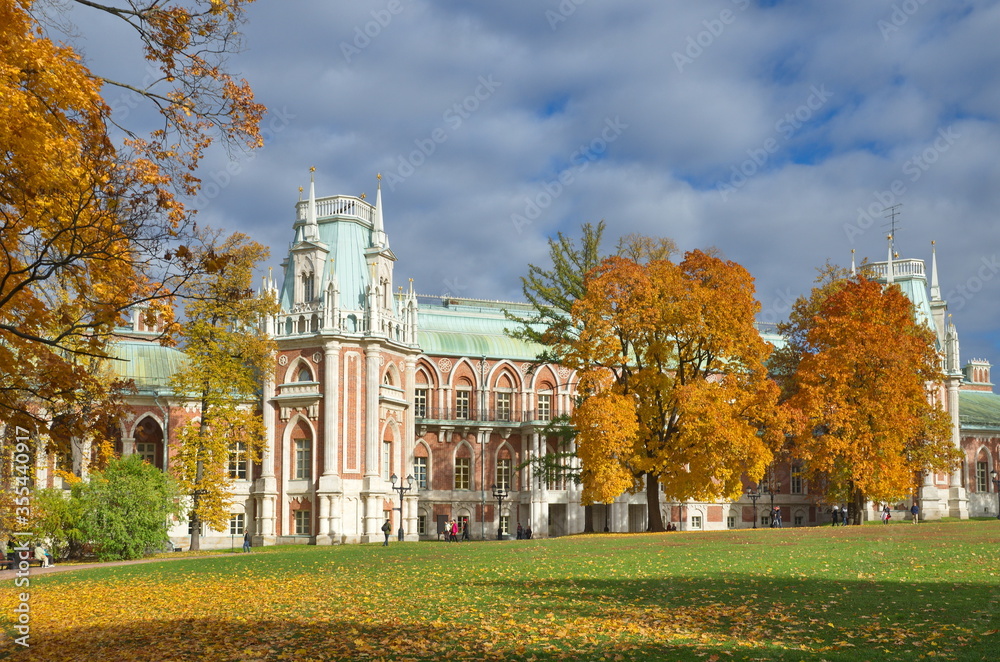 Obraz premium Moscow, Russia - October 12, 2018: Autumn view of the Grand Palace in the Tsaritsyno park