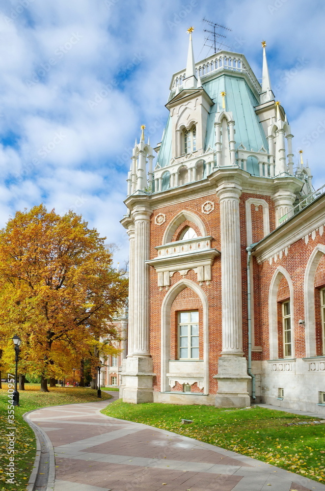 Obraz premium Moscow, Russia - October 12, 2018: Tsaritsyno Museum-reserve on an autumn day. The Grand Palace, fragment
