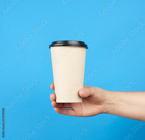 Fototapeta Naklejka Na Ścianę i Meble -  brown paper disposable cup with a plastic lid