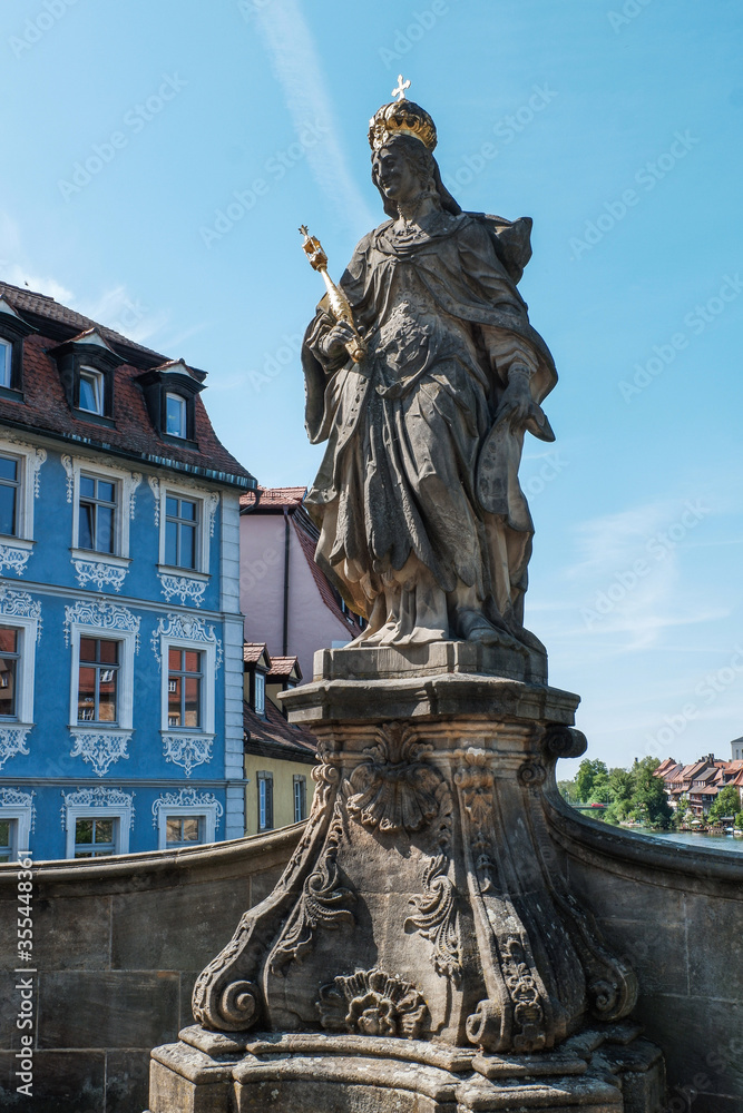 Blaues Haus und Statue der Königin Kunikunde an der unteren Rathausbrücke in Bamberg