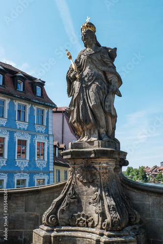 Blaues Haus und Statue der Königin Kunikunde an der unteren Rathausbrücke in Bamberg