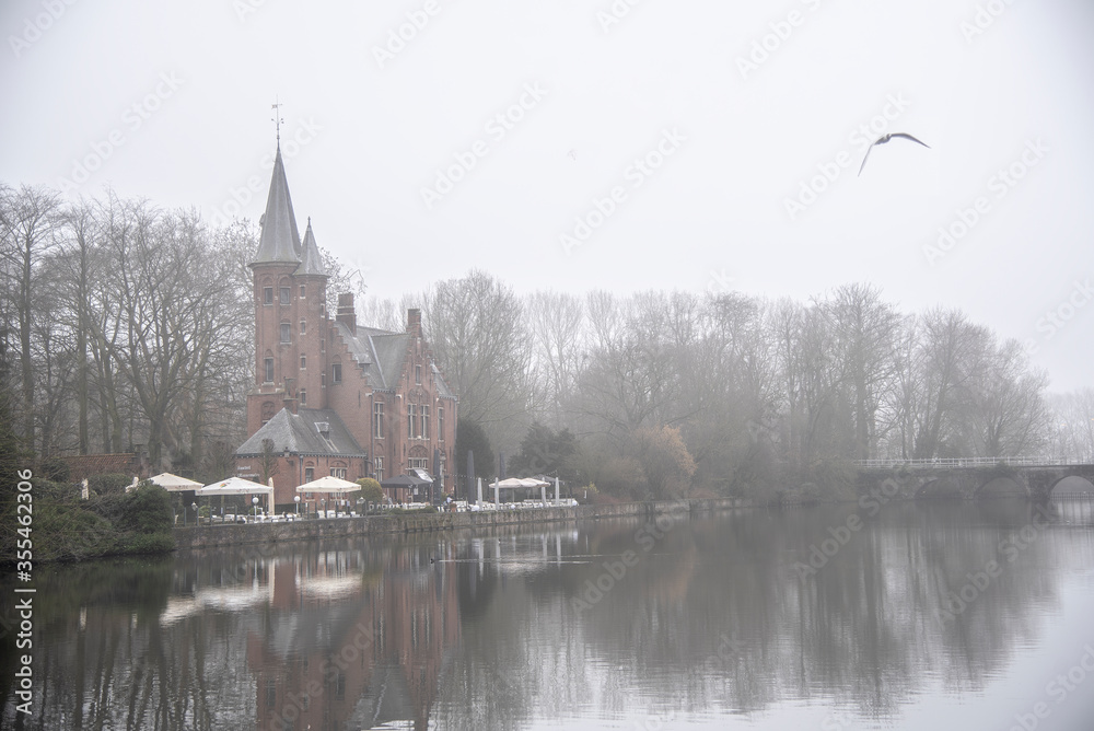 Castillo al lado del lago Minnewater un dia nublado en brujas. Bélgica