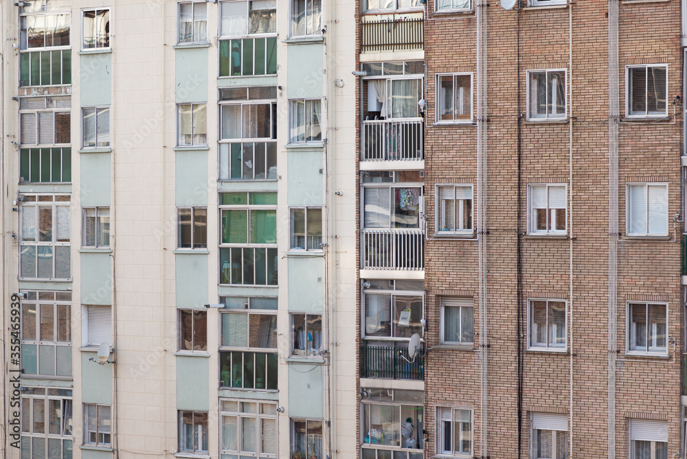 Fachada y ventanas de un típico edificio de viviendas del barrio obrero burgalés de Gamonal, en la calle Vitoria. Tomada en Burgos en abril de 2020.