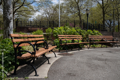 Fotografia Queensbridge Park with Empty Benches during Spring in Long Island City Queens Ne