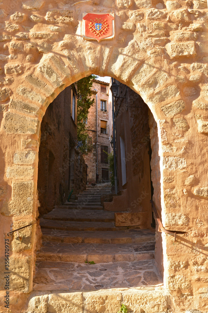 Passage à escaliers du vieux Arc-sur-Argens (83460), Var en Provence-Alpes-Côte-d'Azur, France