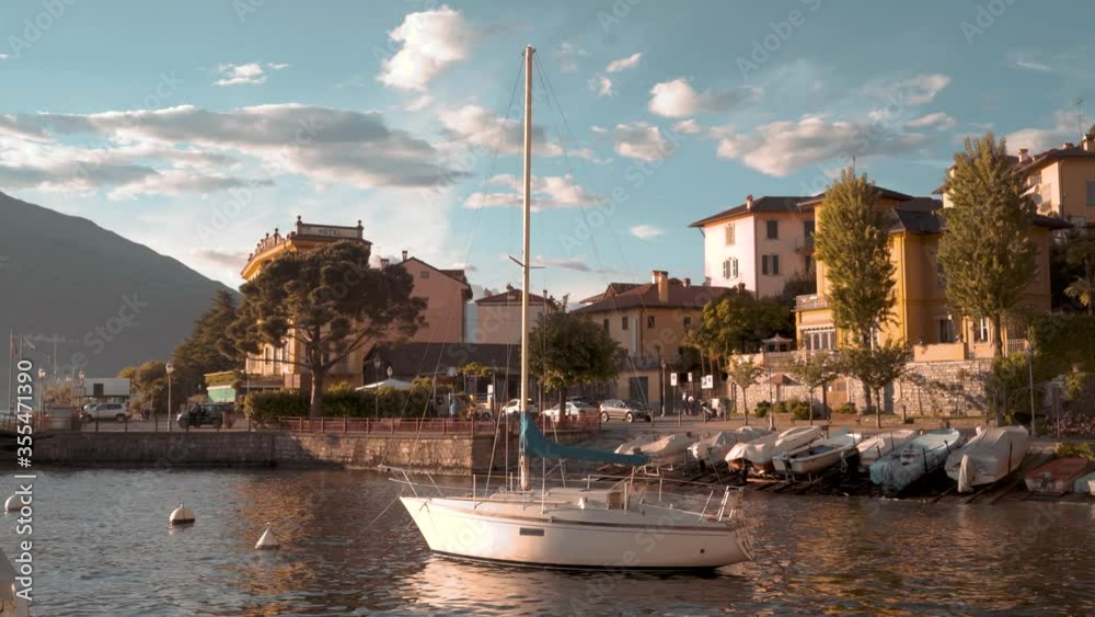 barca al molo, su lago di Como a Varenna, tramonto 