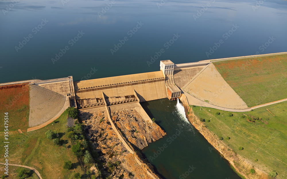 Φωτογραφία Cape Town, Western Cape / South Africa - 12/04/2014: Aerial photo of a dam near