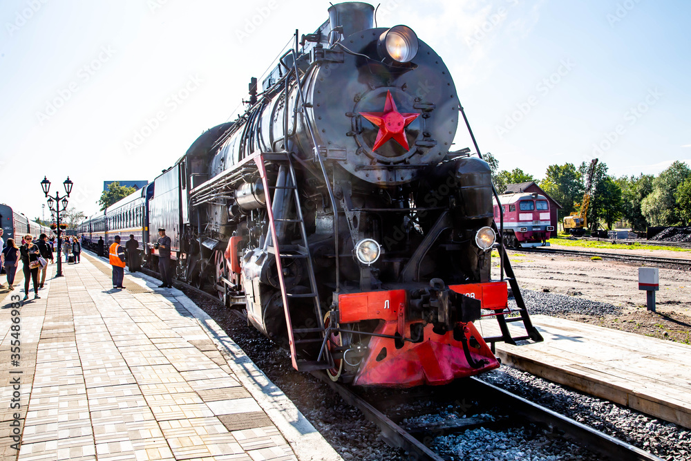 Obraz premium Pociąg retro Ruskealsky express w Karelii w Rosji