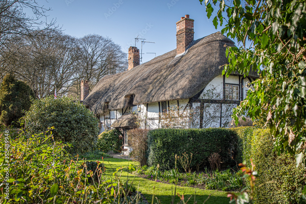 Fototapeta premium Black & white thatched cottage in Stratford-upon-Avon