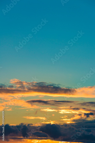 Fototapeta Naklejka Na Ścianę i Meble -  Gran cielo azul con nubes anaranjadas y oscuras
