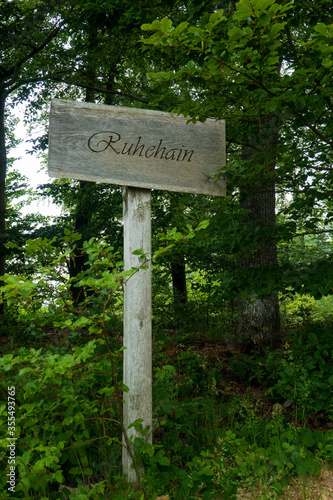 Ruhehain in einem sehr schönen Wald in der Eifel - Hinweisschild