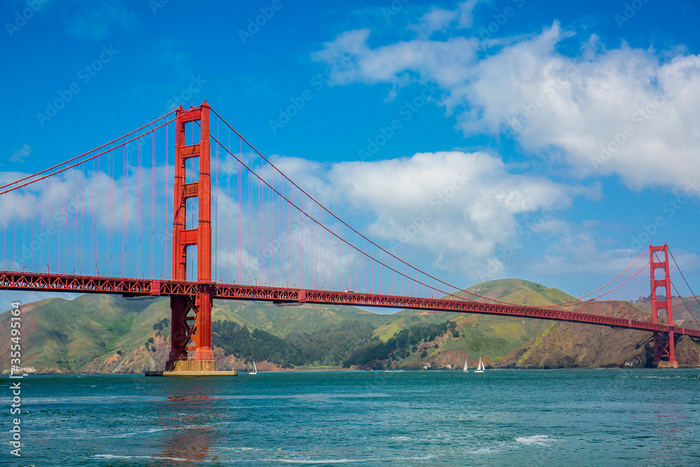 Obraz premium A view of Golden Gate Bridge From Crissy Field East Beach view point, San Francisco, California, USA
