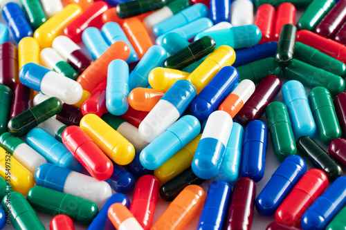 Pílulas coloridas de remédios  espalhadas. photo