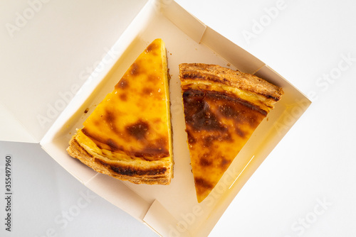 Quadro su tela deux parts de flan pâtissier dans une boite