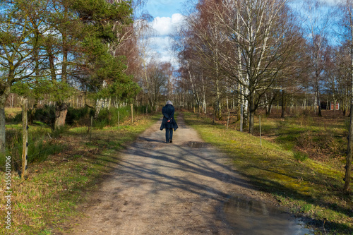 Ältere Frau geht im Wald spazieren