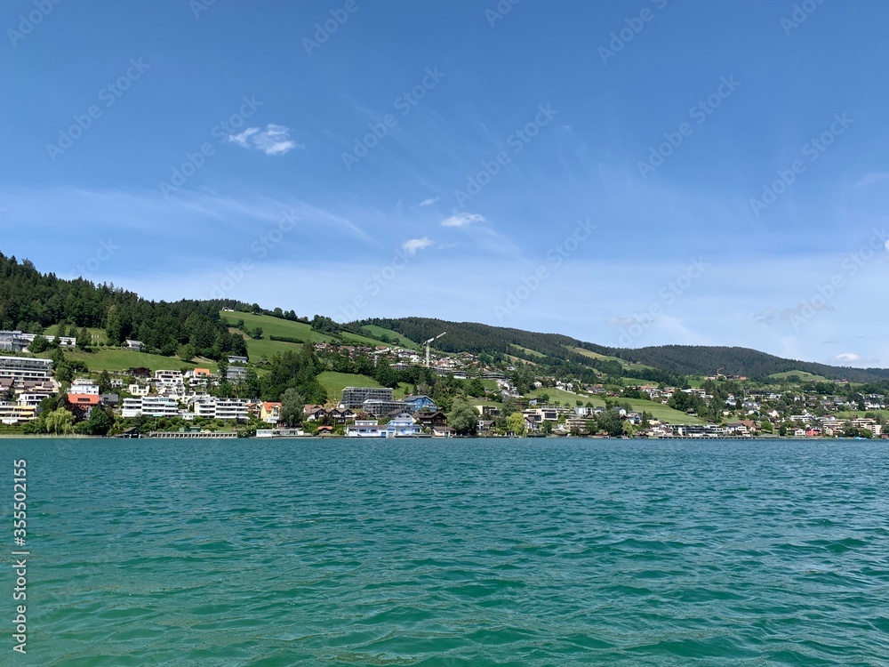 Ägerisee - Aegerisee im Ägerital mit Blick auf Gemeinde Oberägeri / See in der Schweiz