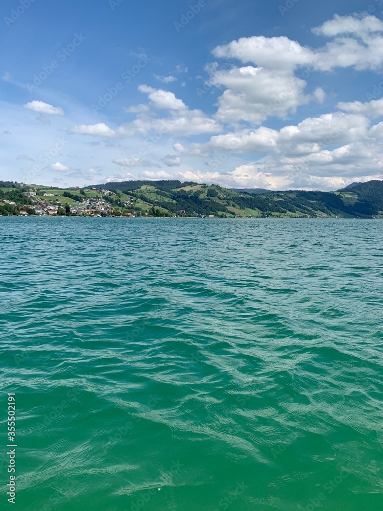 türkisblau - der Ägerisee - Aegerisee im Ägerital mit Blick auf  Oberägeri / See in der Schweiz