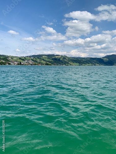 türkisblau - der Ägerisee - Aegerisee im Ägerital mit Blick auf Oberägeri / See in der Schweiz