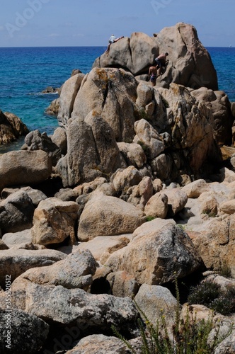 rochers ocres émoussés par le ressac de la mer bleu turquoise et immaculée de la plage de sable clair d'olmetto au sud de la corse © Delphine