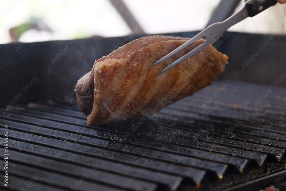 Foto de Grilled tri tip steak on the grill. It is also known as Puyaso