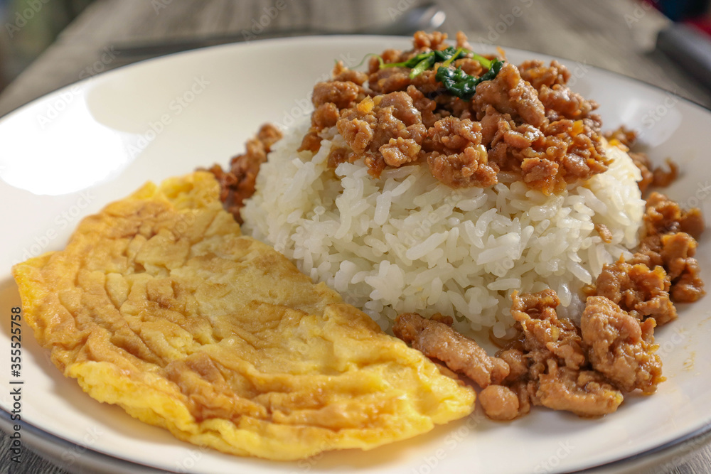 stir fried pork with soy sauce and omelet with rice 
