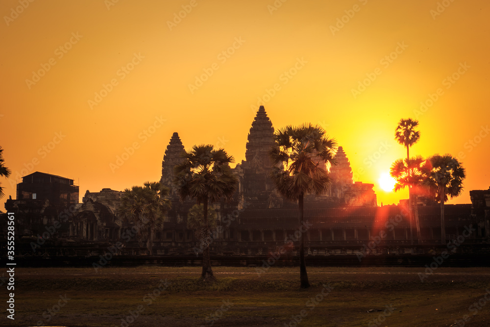 Obraz premium Sunrise over Angkor Wat.