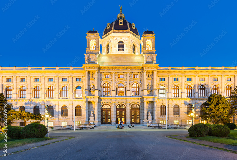 Fototapeta premium Kunsthistorisches Museum, Vienna, Austria at Night