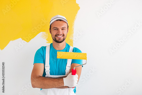 Obraz na płótnie Positive painter with paint roller