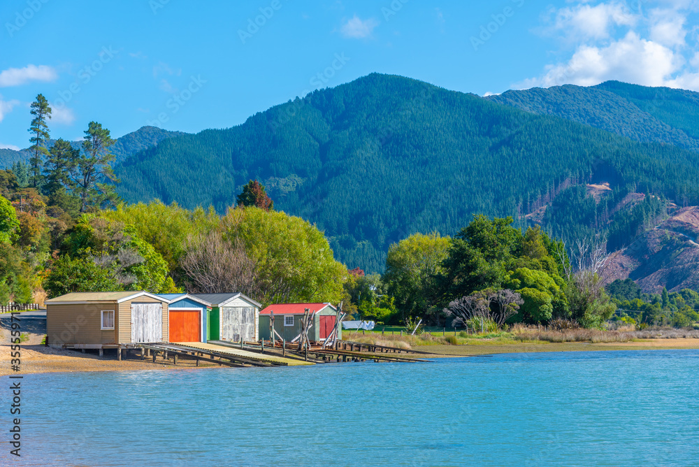 Φωτογραφία Colorful boat sheds at Queen Charlotte sound at New Zealand