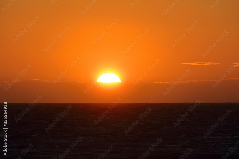 Fototapeta W środku zachodu słońca