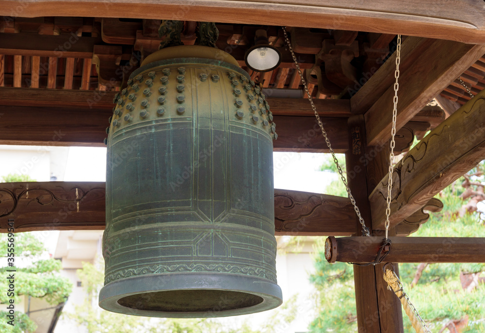 日本の寺院に見られる鐘楼(鐘撞き堂)の梵鐘と鐘木 Stock Photo Adobe Stock