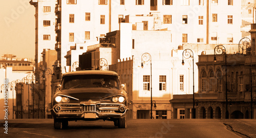 Foto A classic car driving in a street in Havana