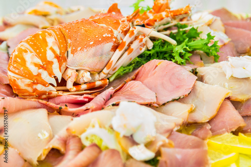 Pesce fresco su bancone della pescheria con ghiaccio