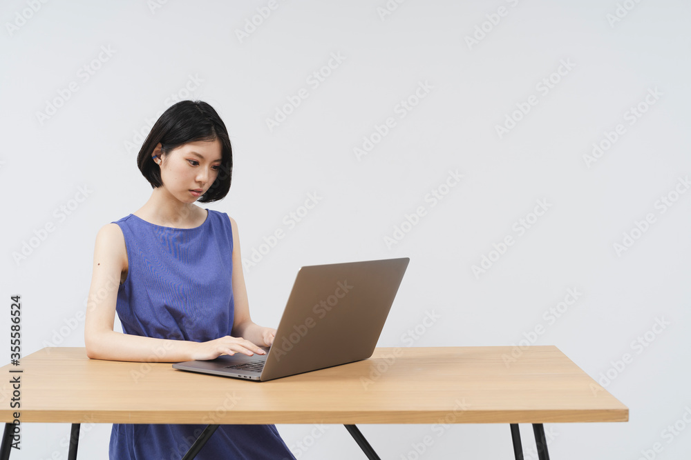 パソコンを使う女性