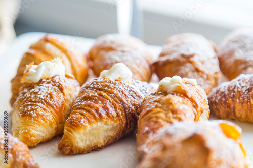 Cornetti alla crema su vassoio bianco