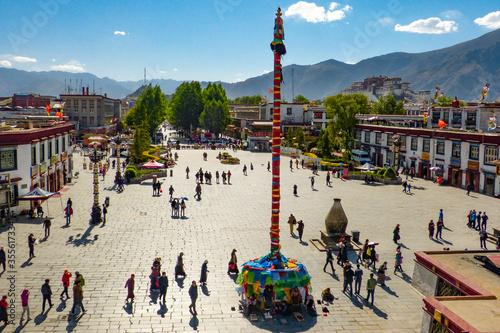 Papier peint A large prayer pole adorned with prayer flags standing tall at the Jokhang squar