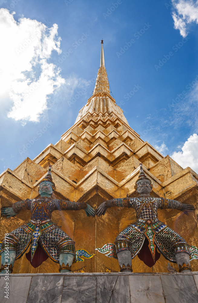 Fototapeta premium Golden pagoda at wat phra kaew, Bangkok, Thailand