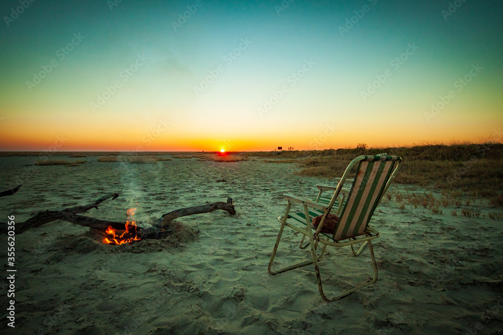 Fotografie sunset over camp in the salt pans