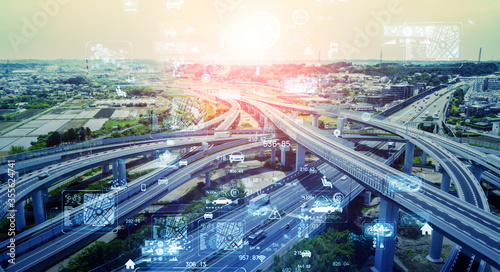 交通とテクノロジー　高速道路のジャンクション空撮とネットワークイメージ　ITS　MaaS