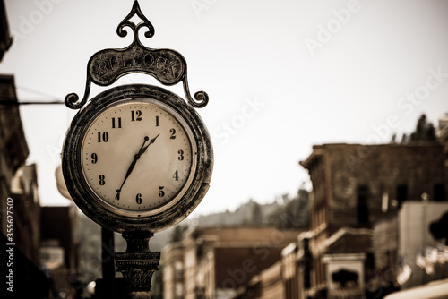 vecchio orologio in strada di una cittadina stile western, usa, Deadwood photo